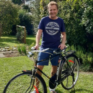 Marcel Streicher mit Velo ATLAS ROYAL im Garten